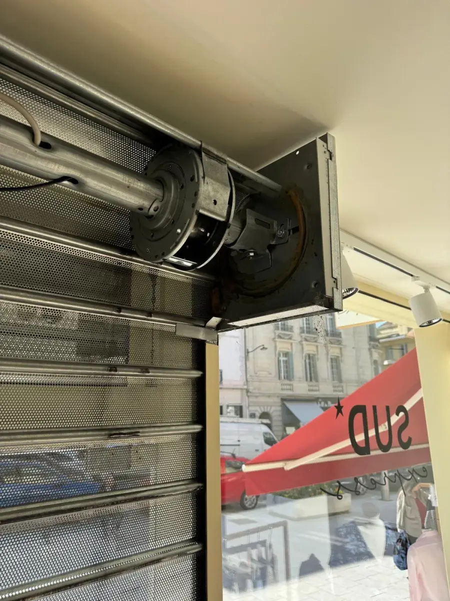 Motorisation de rideau métallique à Paris 13